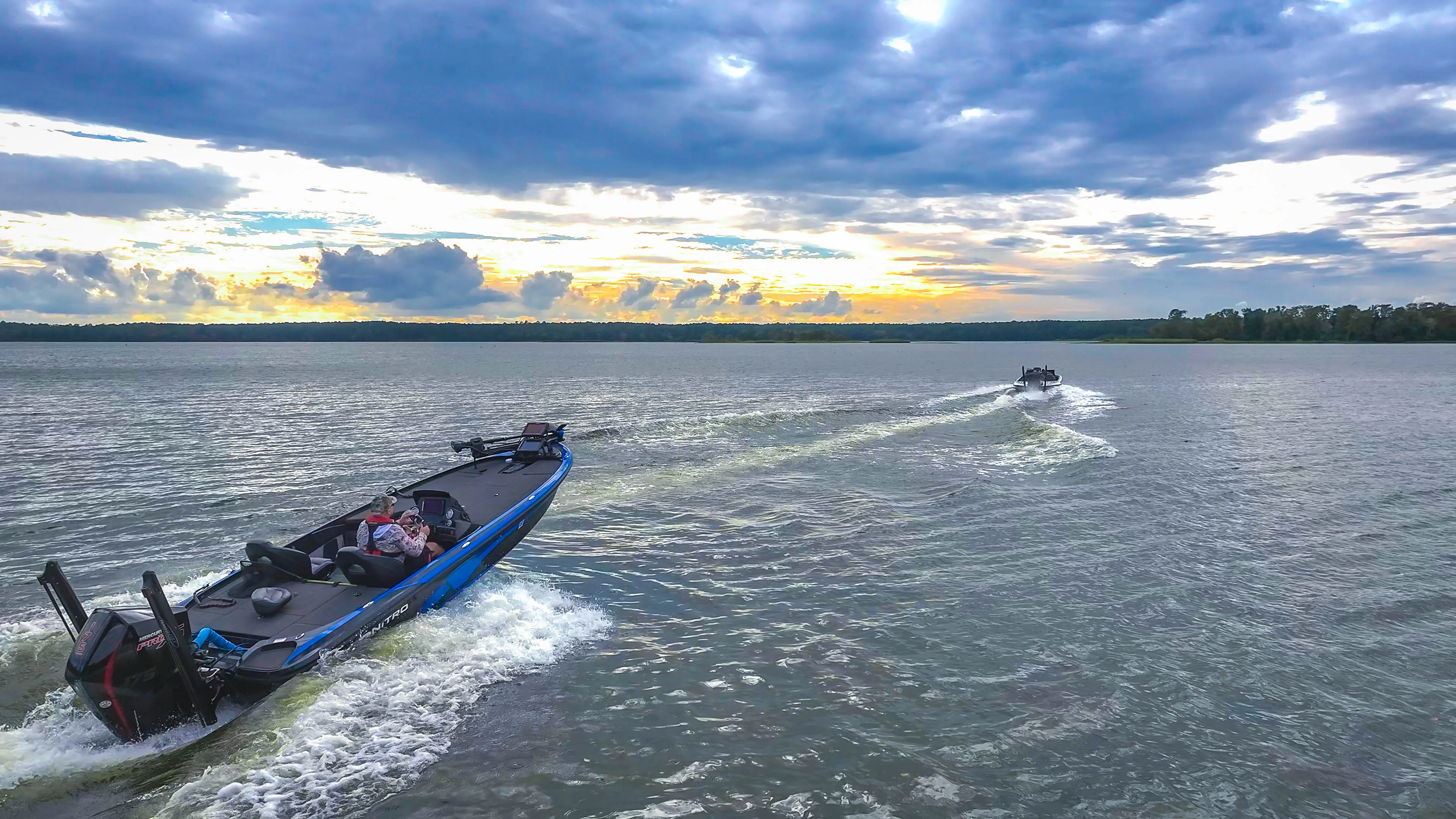 Boats cruising on Lake Conroe on a sunny day